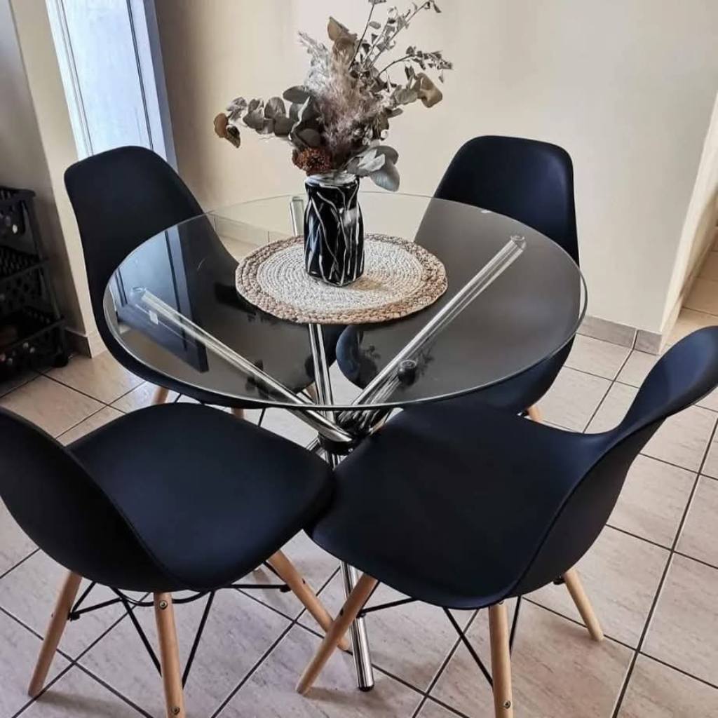 اجاره صندلی فایبر گلس پایه چوبی (پایه ایفلی) مشکی و سفید